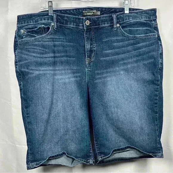 Torrid Bermuda Jean shorts size 24 - Picture 1 of 4